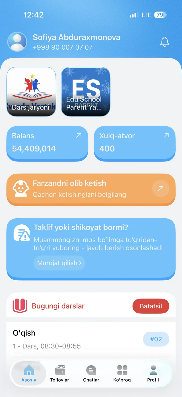EduSchool Parent ilovasi bosh ekrani: farzandning kirish-chiqish vaqti, kunlik baholari va kontrakt balansi